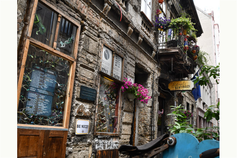 Fassade des Szimpla Kert mit Fahrrad
