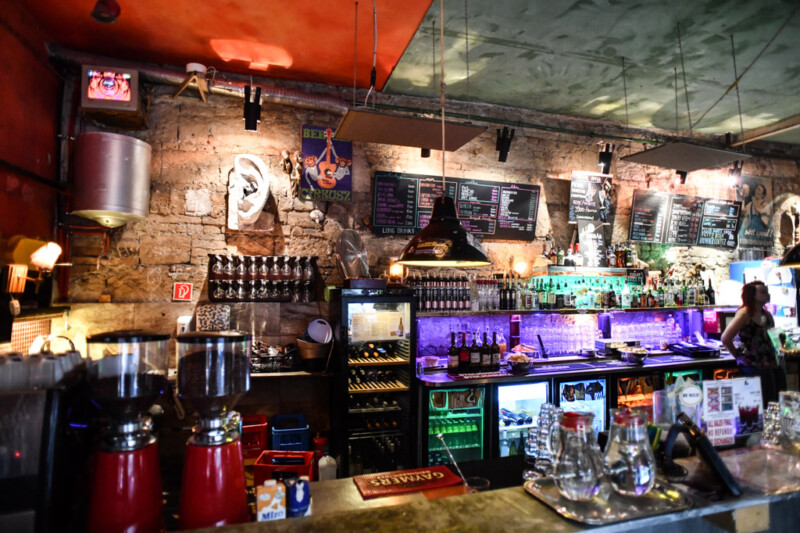 Bar mit bunten Flaschen im Szimpla Kert