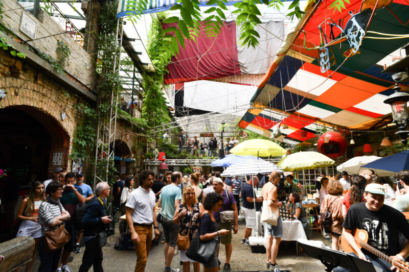 Bunte Sonnenschirme und Besucher im Innenhof