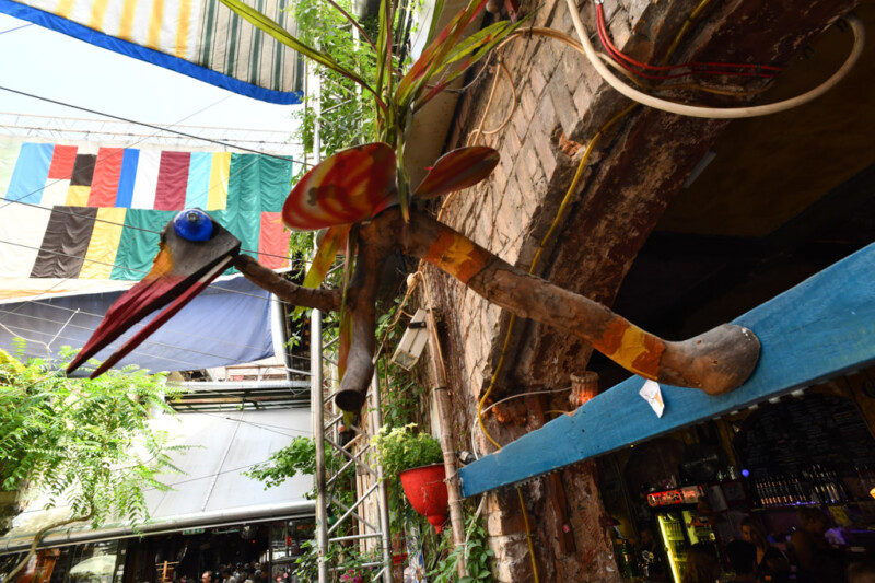 Pflanzen und bunte Wimpel im Szimpla Kert