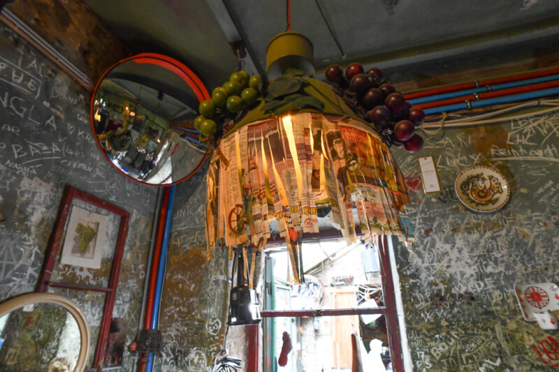 Lampen und alte Möbel an der Decke