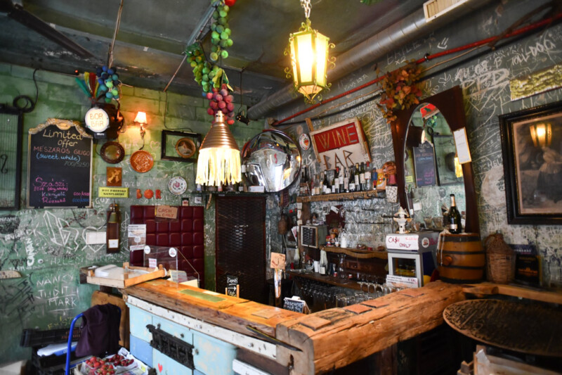 Bar mit Lampen und Spiegeln