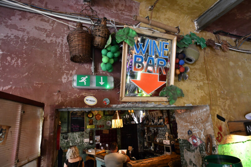 Mini-Bar-Schild mit Pfeil in der Ruinenkneipe
