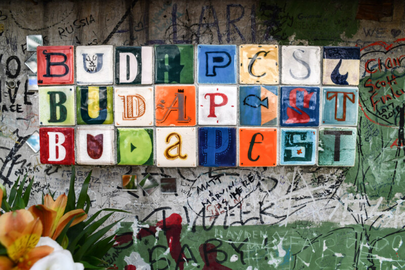 Buchstabenkacheln mit dem Wort Budapest