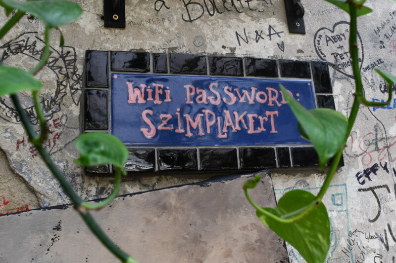 Schild mit dem WLAN-Passwort Szimplakert