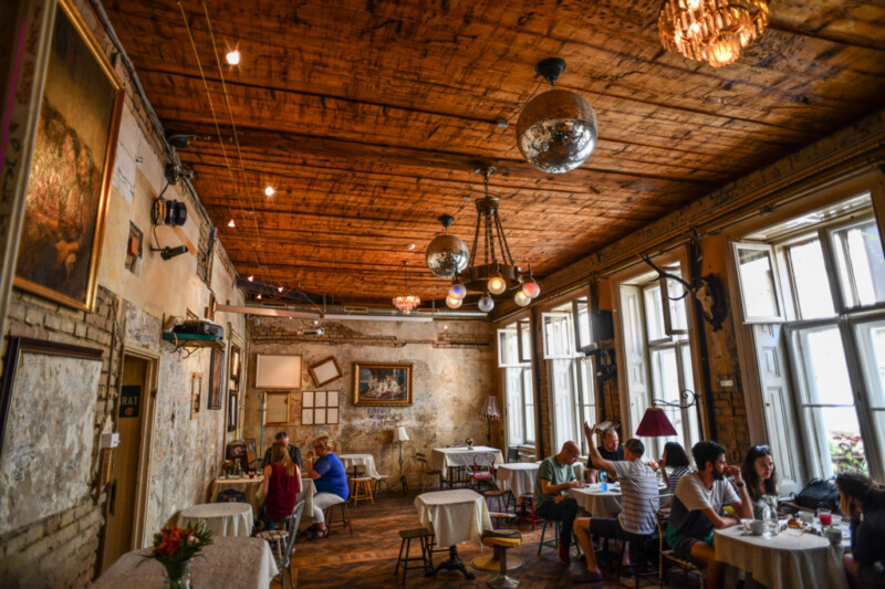 Restaurantraum mit Holzdecke