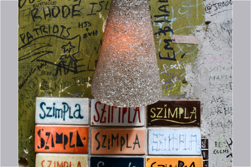 Dekoration mit Lampe und Schildern