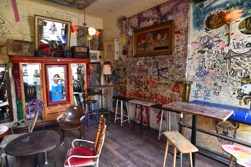 Bar mit vielen Graffiti