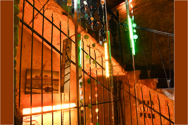 Gittertür im Dunkeln