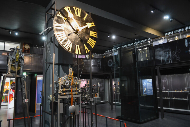 Große Uhr in der Ausstellung