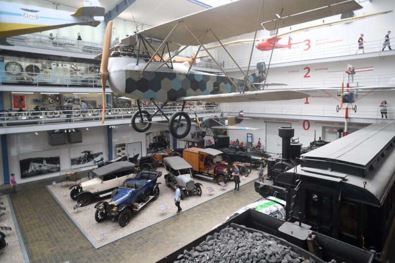Fahrzeuge und Flugzeug in der Halle