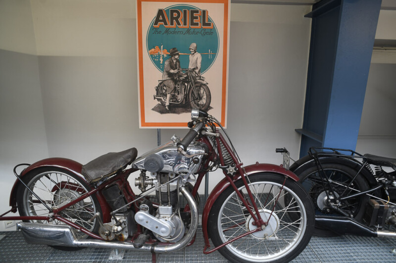 Motorrad vor einem Ariel-Plakat