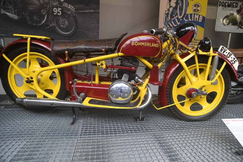 Gelb-rotes Motorrad