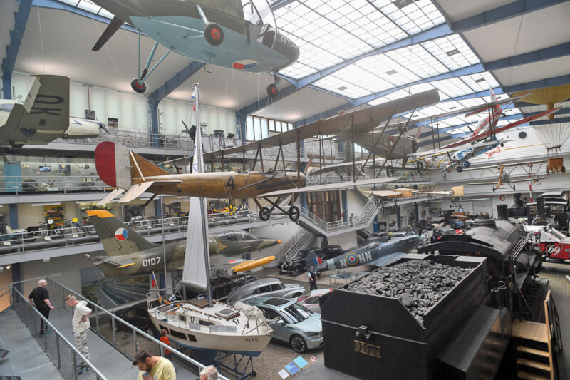 Halle mit Flugzeugen und Booten