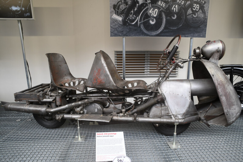 Altes Fahrzeug ohne Karosserie