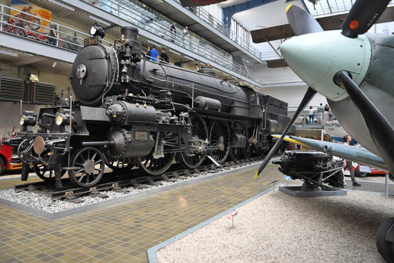 Dampflokomotive in der Halle
