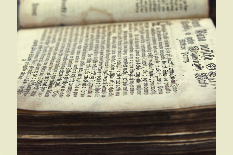 Altes aufgeschlagenes Buch