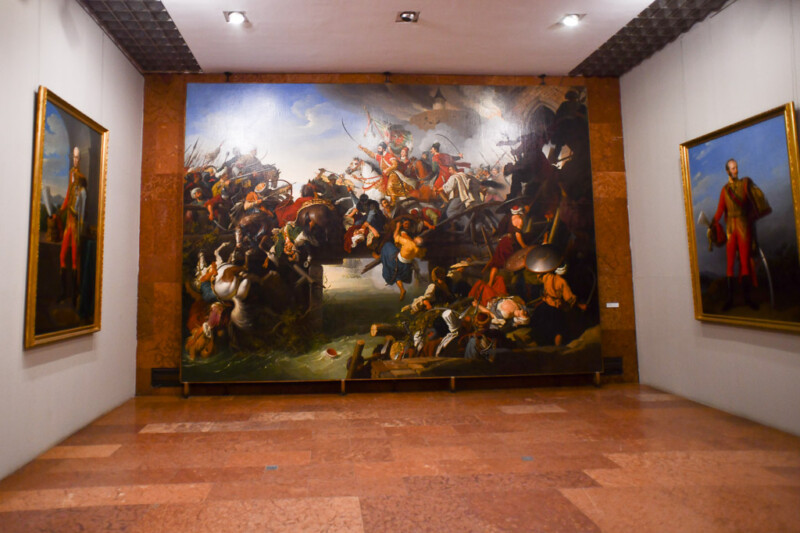 Ausstellungssaal der Ungarischen Nationalgalerie mit einem großen Historiengemälde
