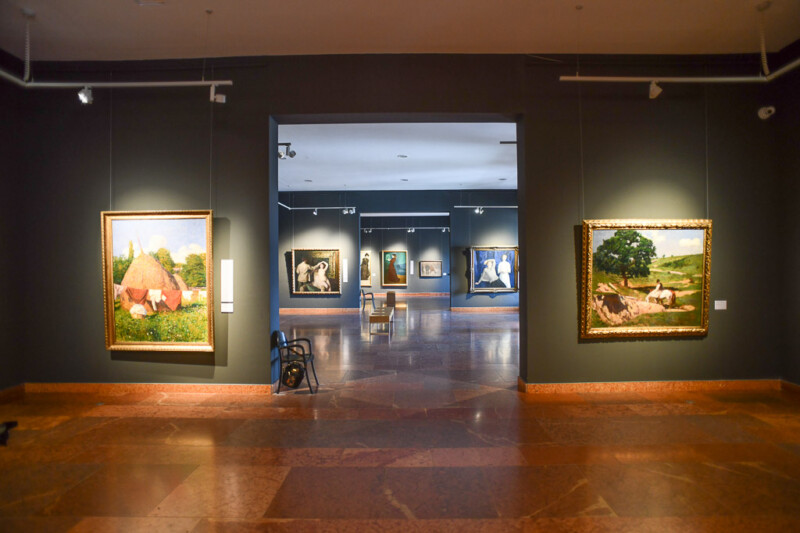 Saal mit Landschaftsgemälden