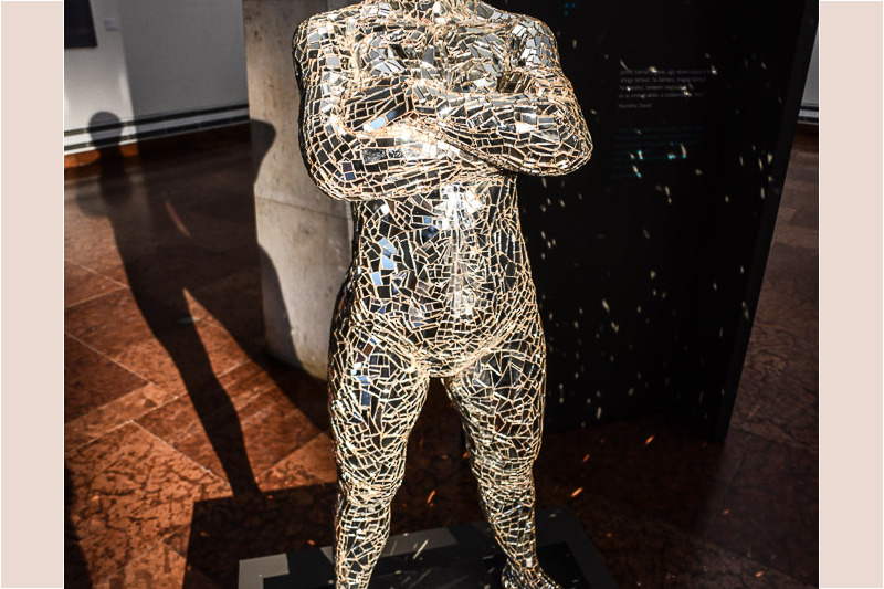 Skulptur einer Figur aus Metallteilen
