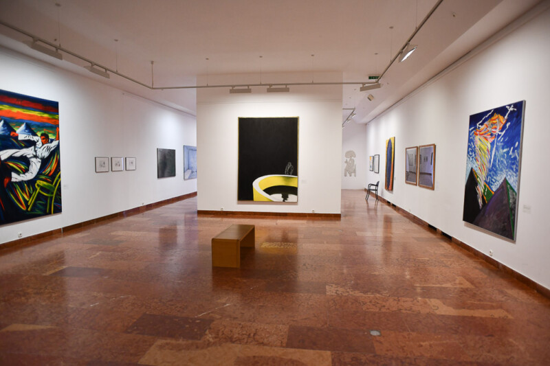 Ausstellungsraum mit moderner Kunst