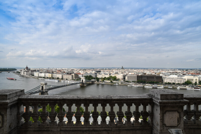 Blick von der Dachterrasse über die Donau und die Kettenbrücke