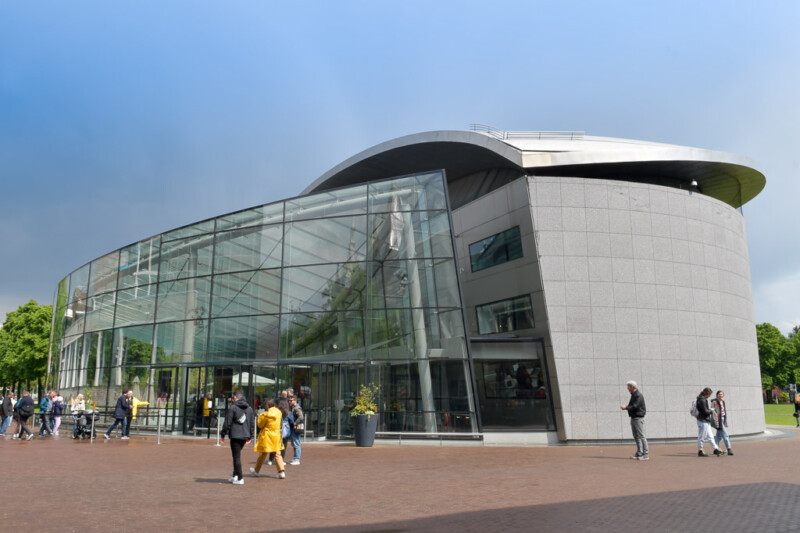 Van Gogh Museum Amsterdam: der ellipsenförmige Ausstellungsbau mit großflächig verglastem Eingang am Museumplein