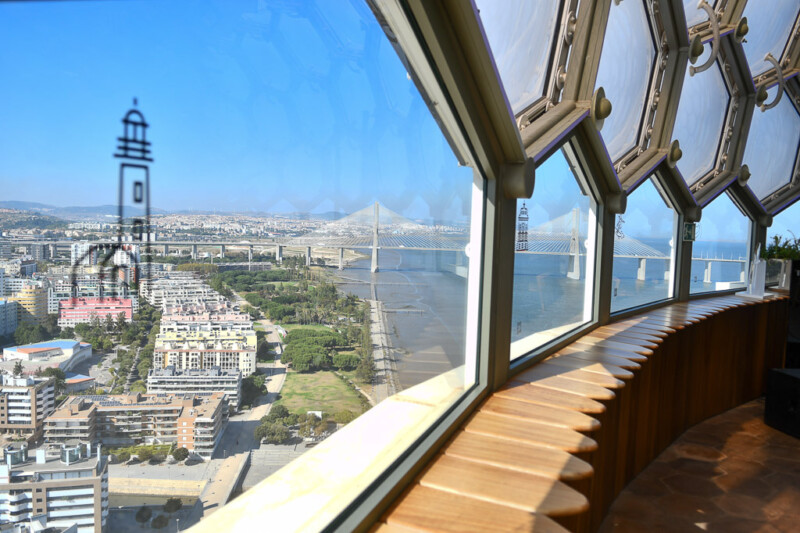Wabenfenster mit Blick auf die Brücke