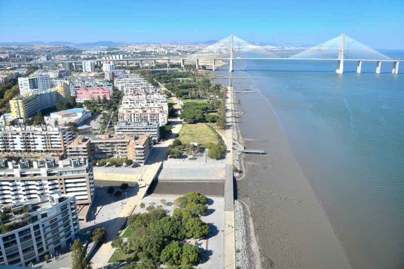 Blick auf Küste und Brücke