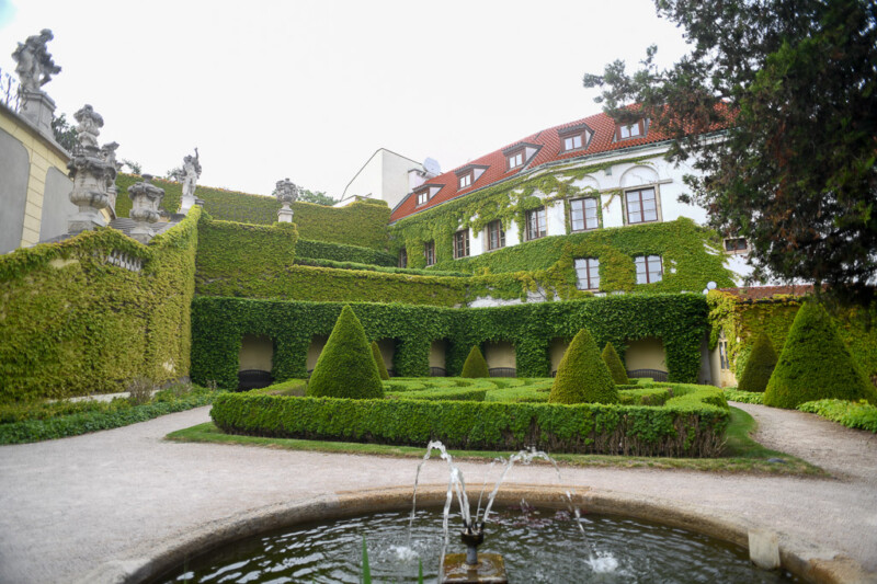 Terrassengarten mit Brunnen