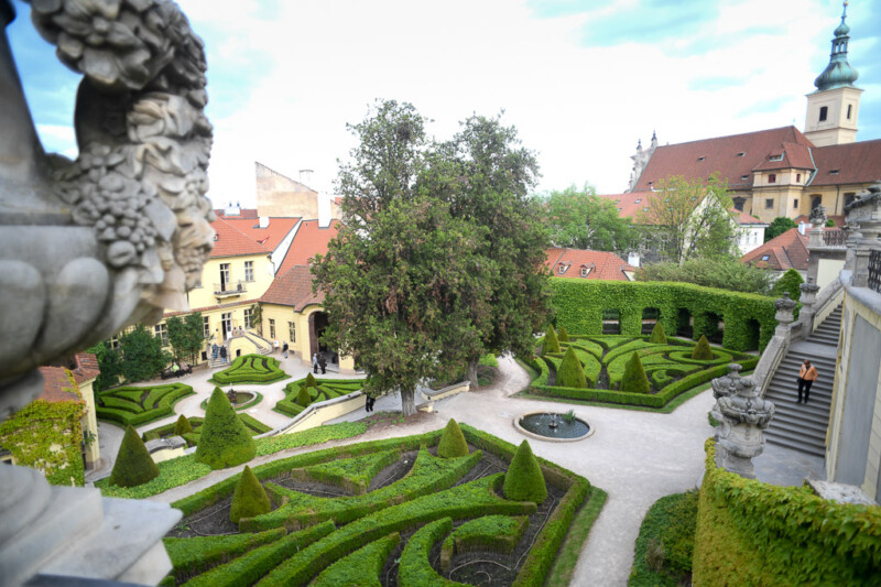 Garten mit Blick auf die Kirche