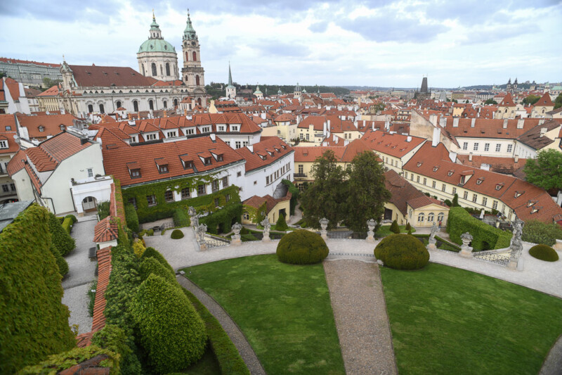 Blick auf die Kleinseite vom Garten