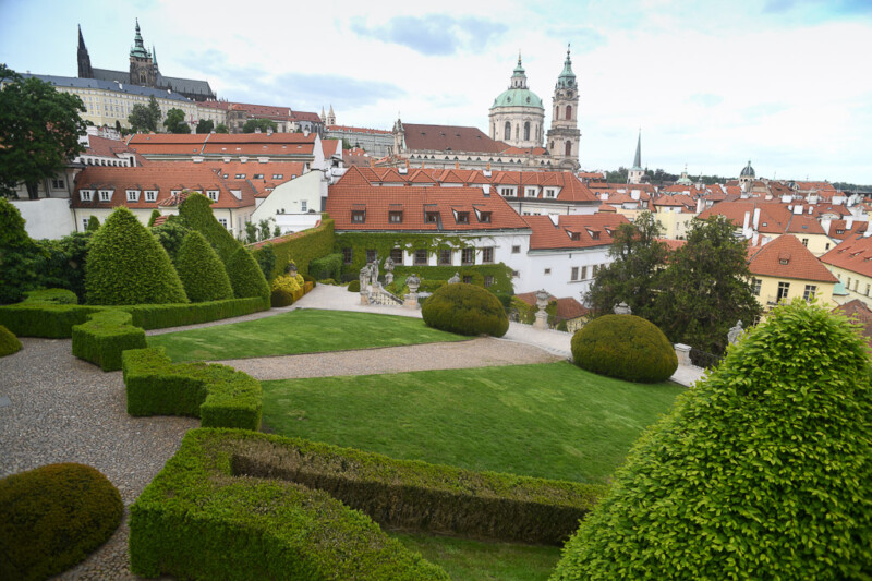Blick auf Kleinseite und Garten