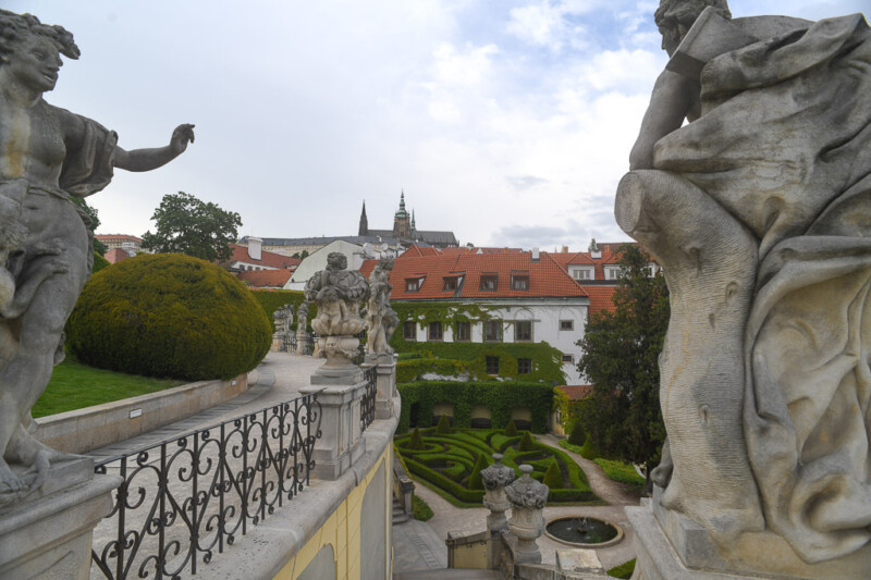 Statuen mit Blick auf die Prager Burg