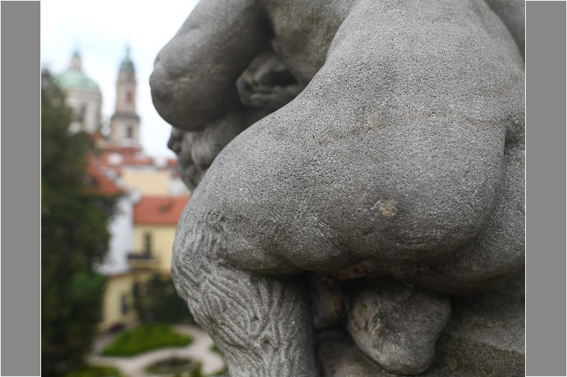 Steinfigur eines Kindes