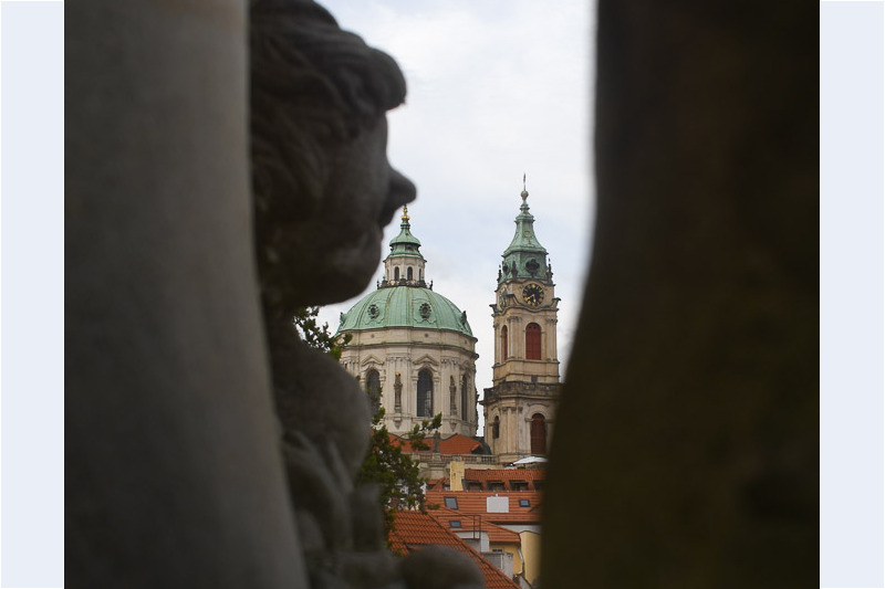 Blick durch eine Öffnung auf die Kirche