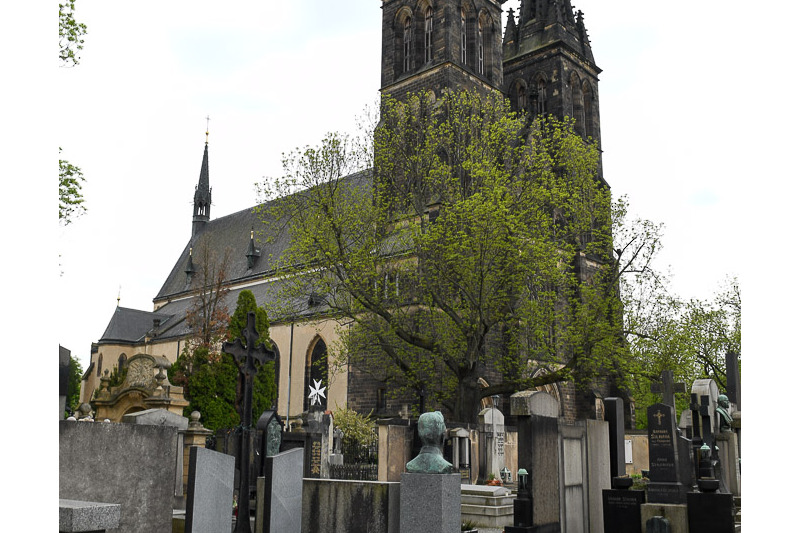 Basilika und Friedhof