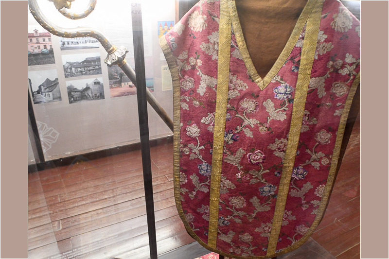 Kirchengewand in einer Vitrine