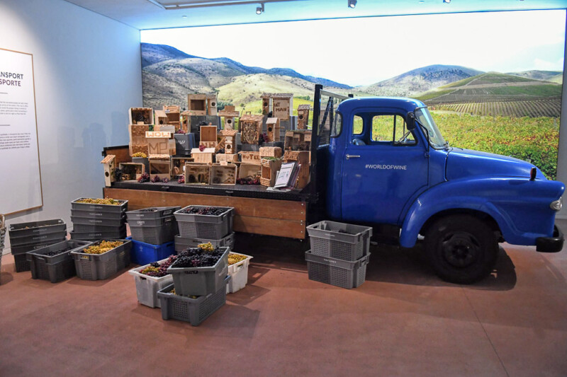 Blauer Lkw mit Weinkisten in der Ausstellung