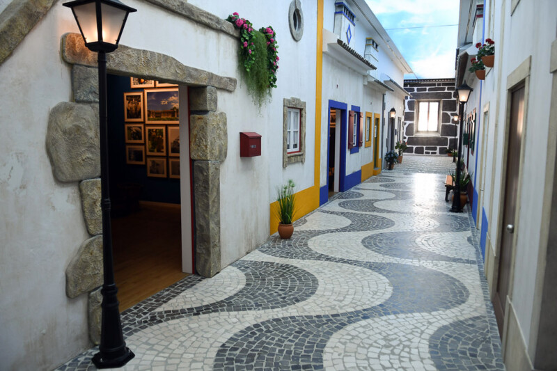 Nachgebaute Gasse mit Kopfsteinpflaster