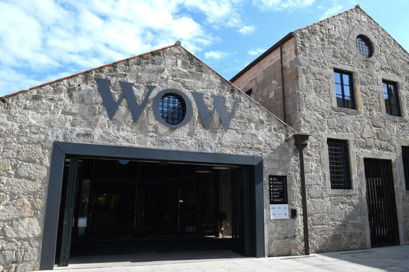 Eingang der WOW-Gebäude