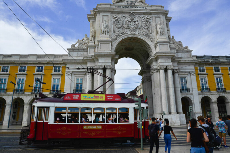Tram vor dem Triumphbogen