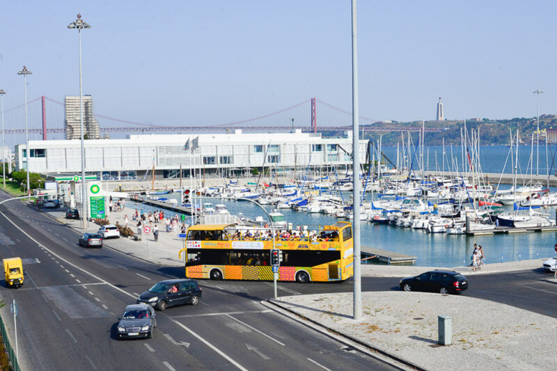 Gelber Bus am Yachthafen