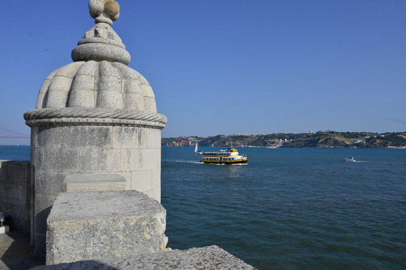 Wachtürmchen mit Blick auf den Tejo und ein Boot