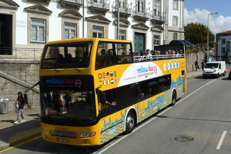 Gelber Doppeldeckerbus von Yellow Bus Tours