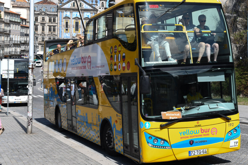 Gelber Doppeldeckerbus an einer Haltestelle