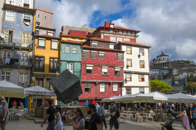 Bunte Häuser an einem Platz in Porto