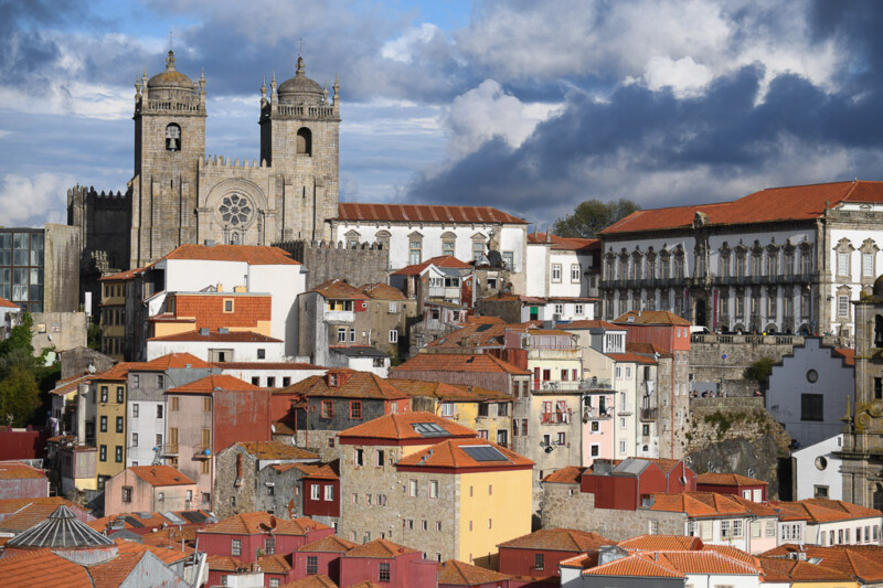 Die Kathedrale über den Häusern von Porto