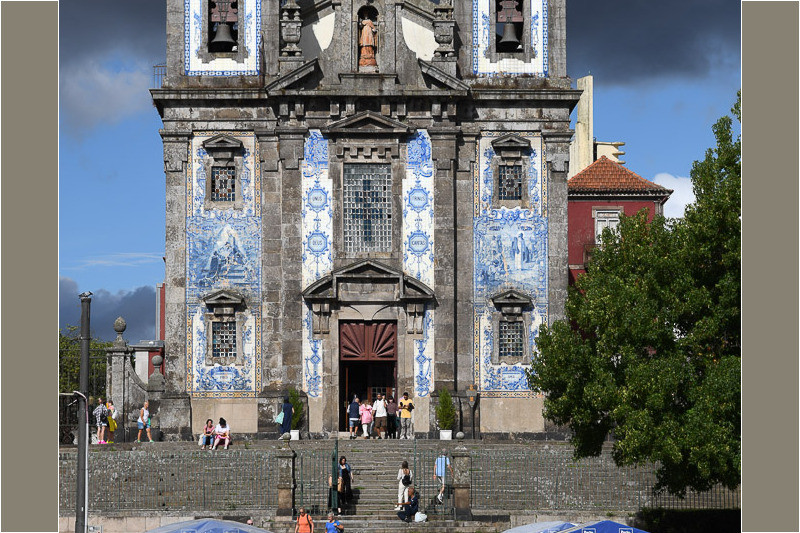 Kirche mit Azulejos und Marktständen