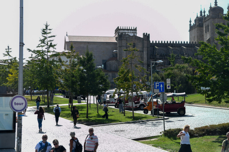 Platz mit Kirche und Besuchern
